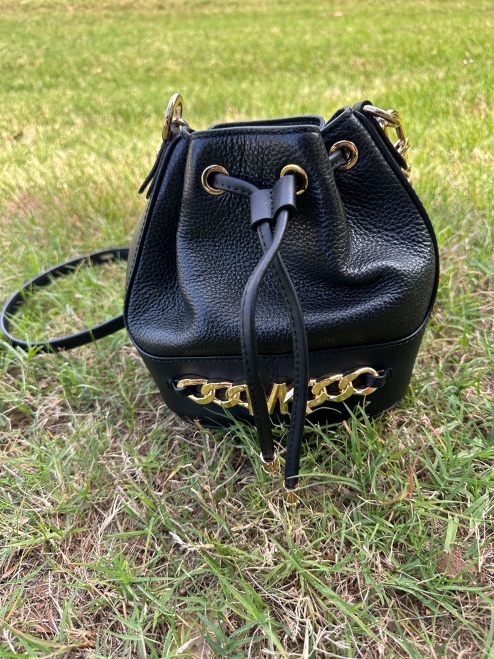 Michael Kors Devon Medium Bucket Bag in black pebbled leather black - Picture 2 of 15